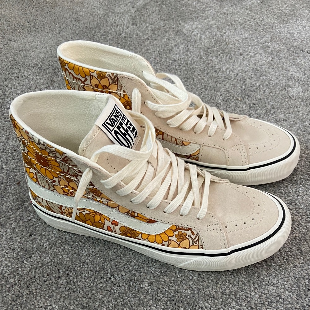 VANS Trippy Floral Womens Sk8-Hi 38 Decon SF Shoes

BRAND NEW